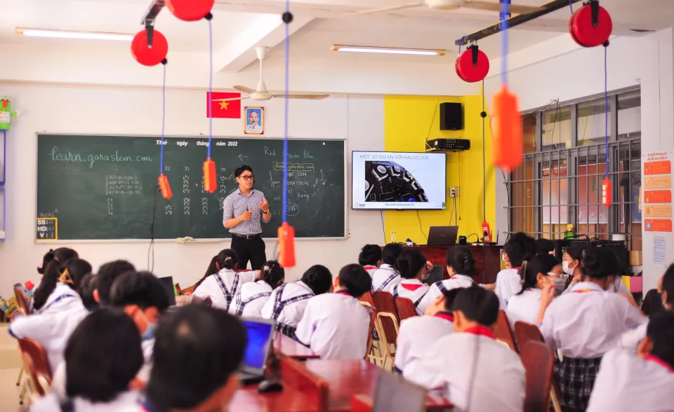 Sinh viên học tiếng Anh tại Vương Thị Tín